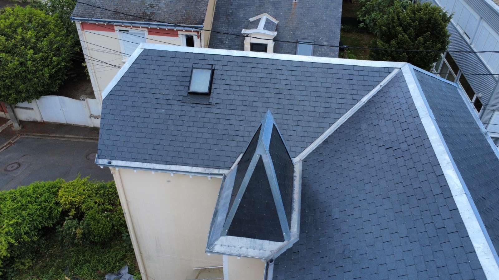 Toiture ardoises avec fenêtre de toit